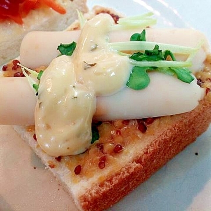 チーズかまぼことかいわれ大根のトースト